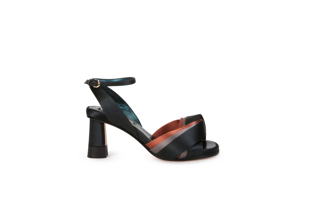 Multicolor knot sandal